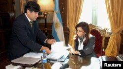 Cristina Fernandez et le secrétaire juridique et technique Carlos Zannini au palais présidentiel de Buenos Aires, le 29 mai 2008.