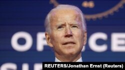 Presiden terpilih AS Joe Biden berbicara kepada wartawan tentang upaya menghadapi penyakit virus korona. (Foto: REUTERS/Jonathan Ernst)