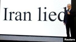 El primer ministro israelí, Benjamin Netanyahu, habla en Tel Aviv con el fondo que dice: "Irán mintió".