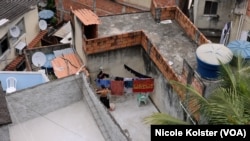 En Rocinha, el agua no llega con regularidad.