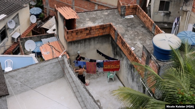 En Rocinha, el agua no llega con regularidad.