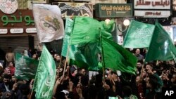 Palestinos ondean banderas de Hamás mientras celebran la liberación de prisioneros palestinos el viernes 24 de noviembre de 2023, en Naplusa, Cisjordania. 