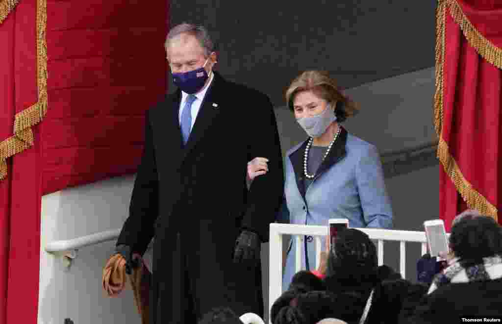 조지 W. 부시 전 미국 대통령과 부인 로라 부시 여사가 대통령 취임식장에 들어서고 있다.