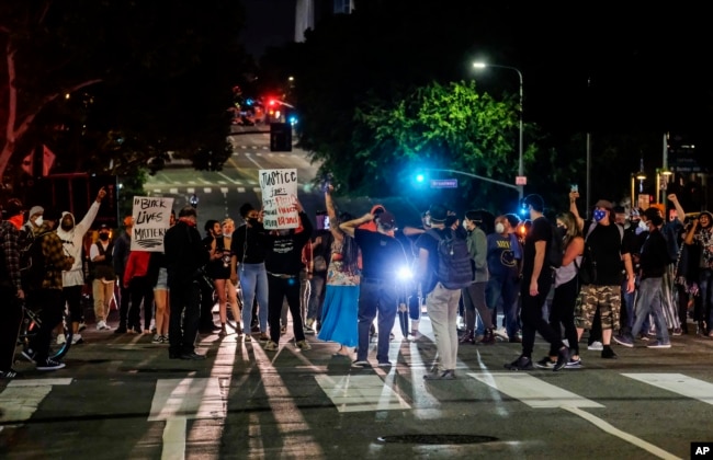 Para demonstran memblokade jalan pada aksi protes atas tewasnya George Floyd di Minneapolis, Rabu (27/5).