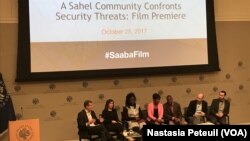 Philippe Leroux-Martin, Ena Dion, Sandrine Nama, une traductrice, Idrissa Barry, Lance et Brandon Kramer, à l'USIP, Washington DC, le 25 octobre 2017. (VOA/Nastasia Peteuil)