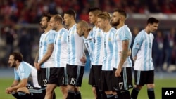 Des joueurs de l'équipe d'Argentine lors des tirs au but de la finale de la Copa America contre le Chili, Santiago le 4 juillet 2015