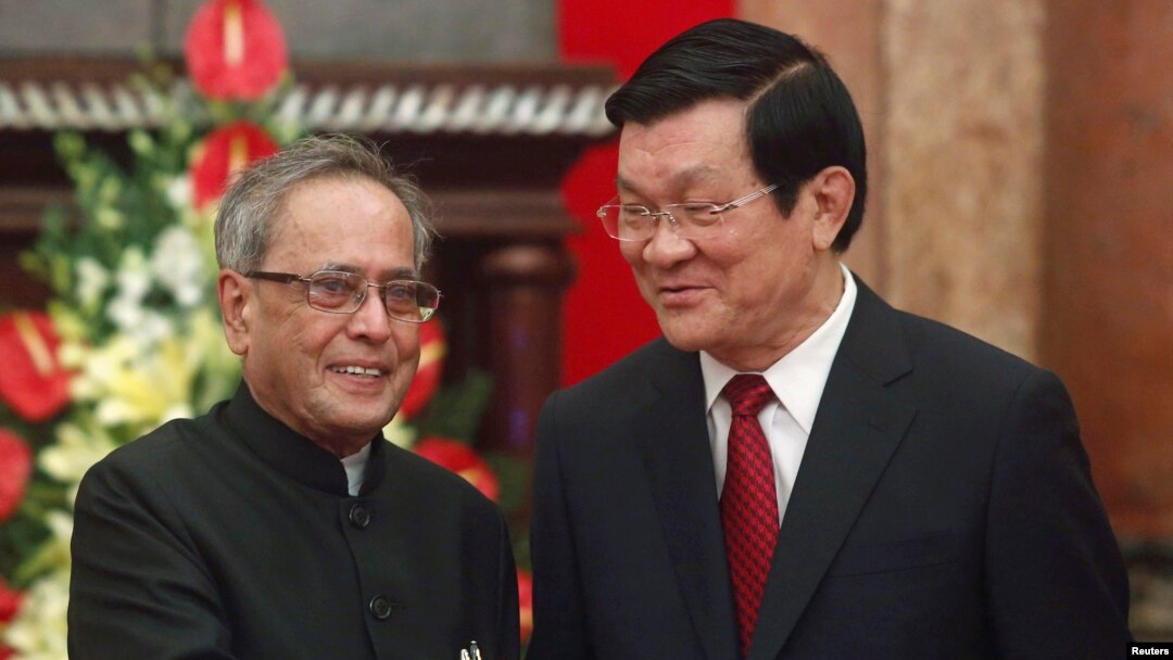 India's President Pranab Mukherjee (L) shakes hands with his Vietnamese counterpart Truong Tan Sang before their meeting at the Presidential Palace in Hanoi, Sept. 15, 2014.