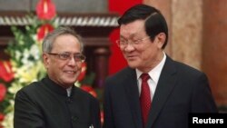 India's President Pranab Mukherjee (L) shakes hands with his Vietnamese counterpart Truong Tan Sang before their meeting at the Presidential Palace in Hanoi, Sept. 15, 2014.