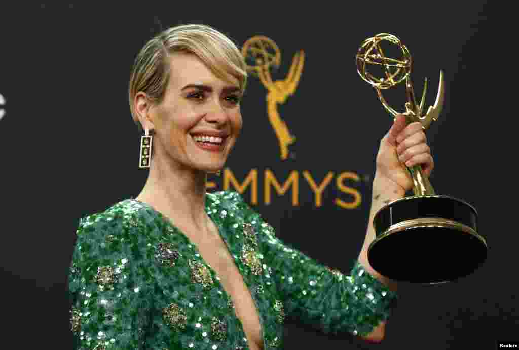 Aktris Sarah Paulson dengan piala aktris terbaik untuk mini seri dalam &quot;The People v. O.J. Simpson: American Crime Story&quot;&nbsp;(18/9). (Reuters/Mario Anzuoni)