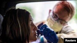 지난 28일 미국 텍사스주 오스틴에서 시민이 차량이동식(드라이브 드루)으로 신종 코로나바이러스 감염증(COVID-19) 검사를 받고 있다.