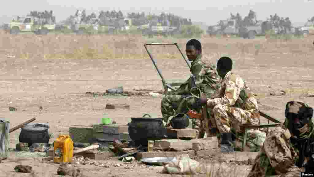 Des soldats tchadiens font de la cuisine à proximité de la ligne de front pendant la bataille contre le groupe d&#39;insurgés Boko Haram à Gambaru, le 26 février 2015.