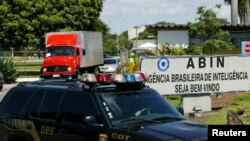 Sebuah truk berisi dokumen tahun 1964-1985 yang dikumpulkan saat militer berkuasa di Brazil, meninggalkan kantor Badan Intelijen Brazil (ABIN) menuju kantor arsip Nasional di Brasilia, 21 Desember 2005 (Foto: dok). 