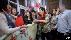 En esta fotografía publicada por la Oficina Presidencial de Taiwán, el presidente taiwanés, Lai Ching-te, en el centro, es recibido por la gente cuando llega a un aeropuerto en Guam el miércoles 4 de diciembre de 2024.