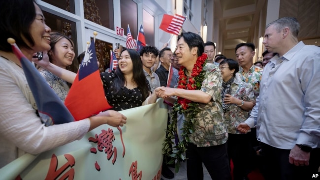 En esta fotografía publicada por la Oficina Presidencial de Taiwán, el presidente taiwanés, Lai Ching-te, en el centro, es recibido por la gente cuando llega a un aeropuerto en Guam el miércoles 4 de diciembre de 2024.