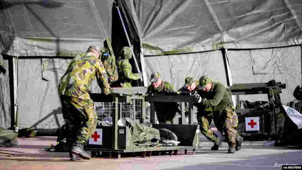 스웨덴 예테보리의 병원 인근에서 부족한 병상을 해결하기 위해 군인들이 야전병원을 설치하고 있다. 