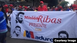 Partidarios del actual presidente venezolano en disputa, Nicolás Maduro, en Caracas, Venezuela, el 23 de febrero de 2019.
