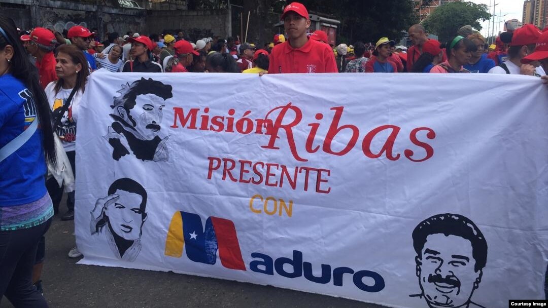 Para pendukung Presiden Venezuela Nicolas Maduro melakukan unjuk rasa di Caracas (23/2). 