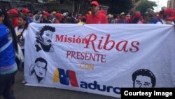 Para pendukung Presiden Venezuela Nicolas Maduro melakukan unjuk rasa di Caracas (23/2). 