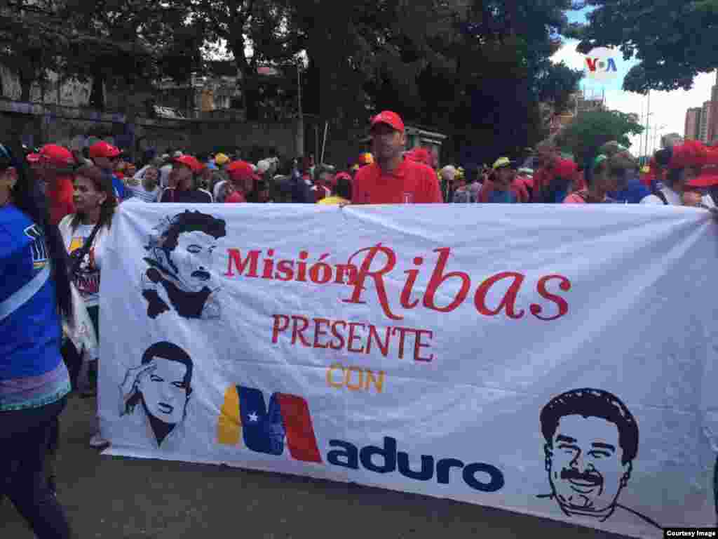 Una marcha chavista se llevó a cabo en Caracas el sábado. A la misma vez, personas en apoyo a la entrada de la ayuda humanitaria y al presidente encargado Juan Guaidó también salieron a las calles. 
