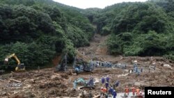 일본 남부 구아모토현 쓰나기마치 마을에서 폭우로 인한 산사태가 발생한 후 구조대원들이 실종자 수색 작업을 하고 있다. 