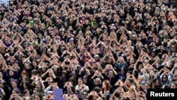 Para demonstran perempuan menuntut persamaan hak dengan kaum laki-laki dalam aksi unjuk rasa di Bilbao, Spayol pada Hari Perempuan Internasional (8/3). 