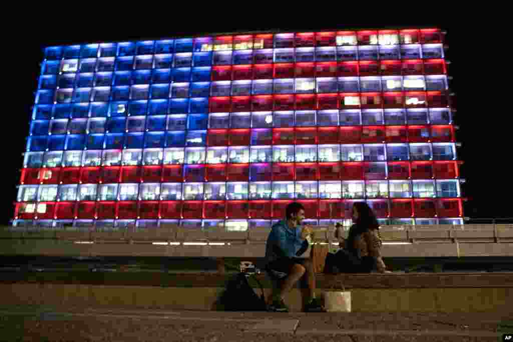 شهرداری تل آویو، برای همراهی و حمایت از دموکراسی آمریکا، چراغ‌هایش را به شکل پرچم آمریکا در آورده است. 