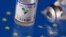 Los viales etiquetados 'Vacuna contra la enfermedad del coronavirus sinofármaco (COVID-19)' que se muestran en una bandera de la UE se ven en una imagen de ilustración. Sinopharm es la primera vacuna no occidental aprobada por la OMS.