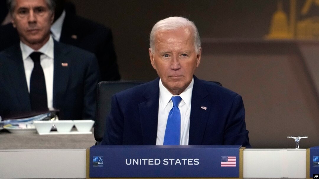 El presidente Joe Biden se sienta mientras el secretario de Estado Antony Blinken, a la izquierda, observa durante la tercera sesión de trabajo de la Cumbre de la OTAN en Washington, el jueves 11 de julio de 2024.