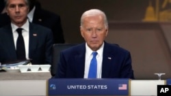 El presidente Joe Biden se sienta mientras el secretario de Estado Antony Blinken, a la izquierda, observa durante la tercera sesión de trabajo de la Cumbre de la OTAN en Washington, el jueves 11 de julio de 2024.