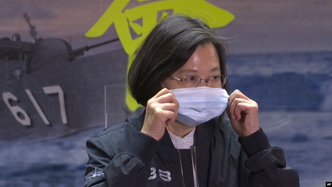 Presiden Taiwan Tsai Ing-wen menyampaikan pidato di hadapan anggota armada ke-131 di pelabuhan utara Keelung, Taiwan, Senin, 8 Maret 2021. (AP Photo/Johnson Lai)
