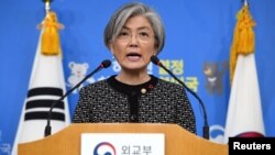 Menlu Korea Selatan Kang Kyung-wha
berbicara kepada media di Seoul (foto: dok).