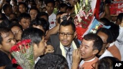 Seorang pemimpin gerakan demokratik Burma, Moe Thee Zun (tengah), disambut pendukung saat kembali ke Yangon. (Foto: AP)