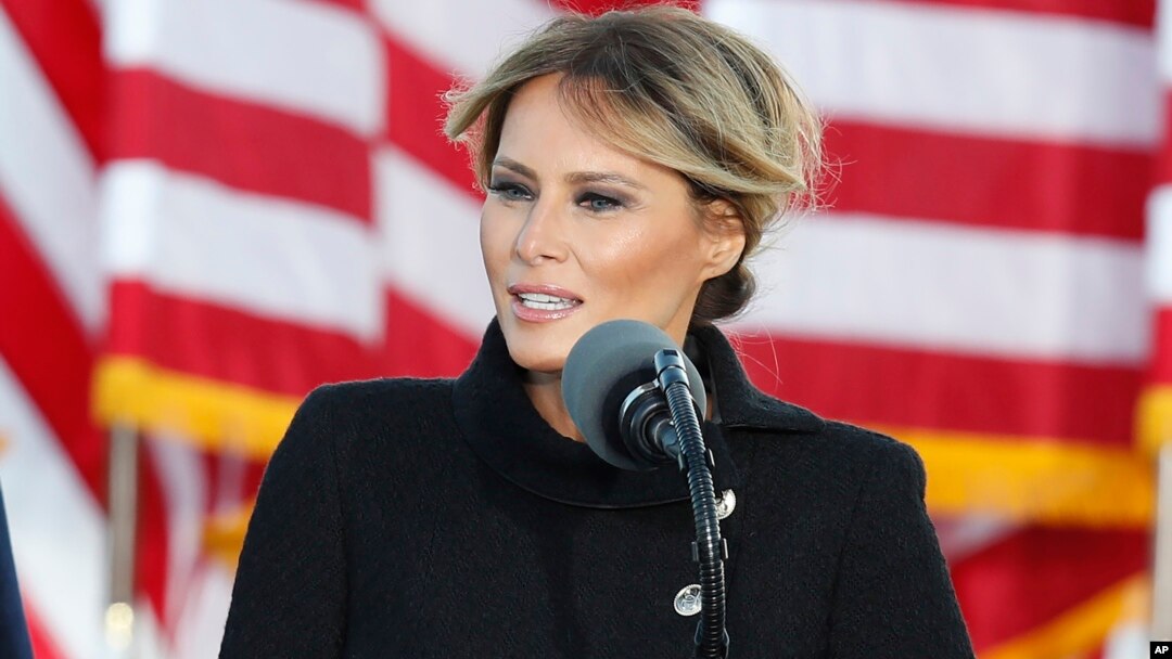 ARHIVA - Prva dama Melanija Tramp obraća se maloj grupi pristalica u vazduhoplovnoj bazi Endrjuz u Merilendu, poslednjeg dana Trampovog mandata, 20. januara 2021. (Foto: AP/Luis M. Alvarez)