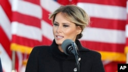 ARCHIVO - La primera dama Melania Trump se dirige a un pequeño grupo de simpatizantes desde la Base Andrews de la Fuerza Aérea, el 20 de enero de 2021, en Maryland. 