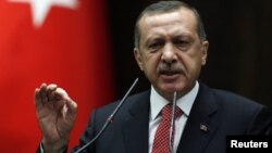 El primer ministro turco, Recep Tayyip Erdogan, confirmó que a bordo del avión iban municiones y equipos militares.