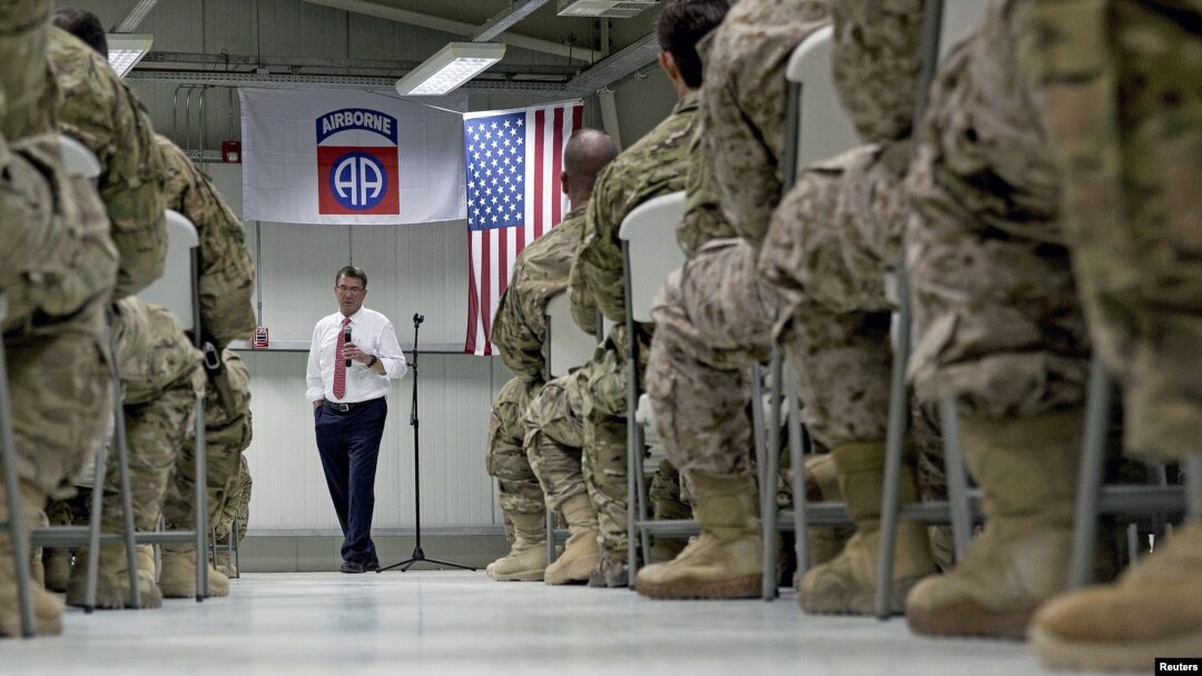 Menteri Pertahanan Ash Carter saat mengunjungi pasukan AS di bandara internasional Baghdad, Irak, 23 Juli 2015 (Foto: dok).