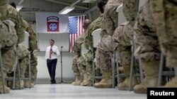 Эштон Картер Картер беседует с американскими военными в международном аэропорту в Багдаде, Ирак, июль 2015 года.