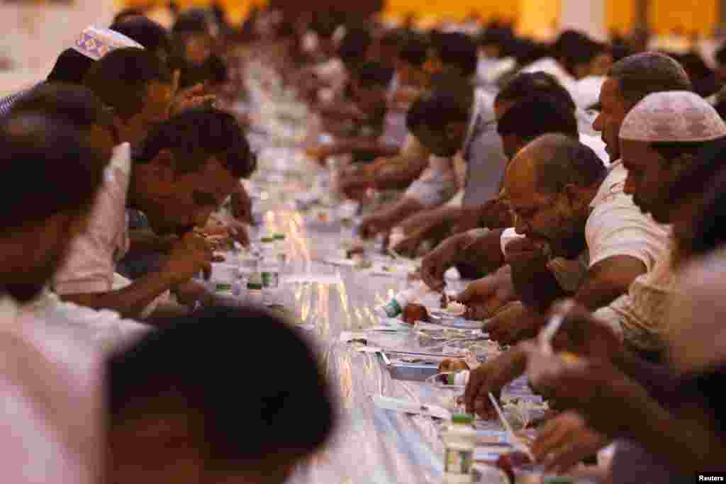 Riyoddagi Imom Turkiy bin Abdulloh masjidida ishchilar iftorlik qilmoqda. 20-iyul, 2012-yil.