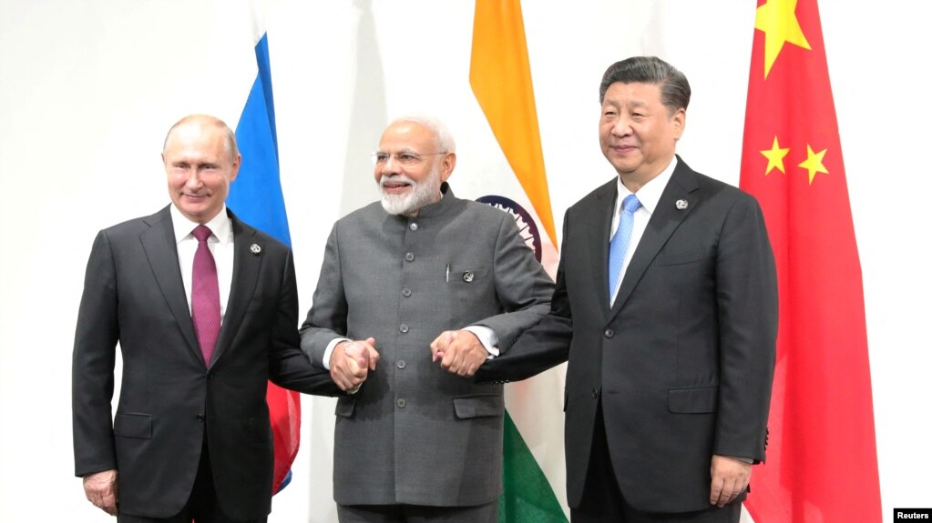 印度总理莫迪（中）与中国国家主席习近平和俄罗斯总统普京在出席2019年大阪G20峰会期间会面。（路透社）(photo:VOA)