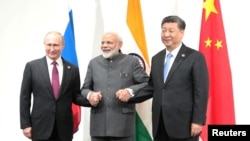 印度总理莫迪（中）与中国国家主席习近平和俄罗斯总统普京在出席2019年大阪G20峰会期间会面。（路透社）