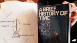 Buku "A Brief History of Time" dan manuskrip Stephen Hawking, termasuk dalam daftar barang-barang pribadi milik ilmuwan ikonik yang akan dilelang di Christie's, rumah lelang terkenal in London, 19 Oktober 2018. (Foto: dok).