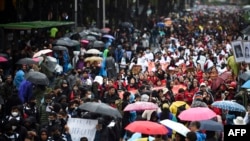 Estudiantes de escuelas rurales de diferentes regiones de México participan en una manifestación en la Avenida Paseo de la Reforma para exigir justicia en el caso de los estudiantes desaparecidos de Ayotzinapa en la Ciudad de México el 26 de septiembre de 2024. AFP