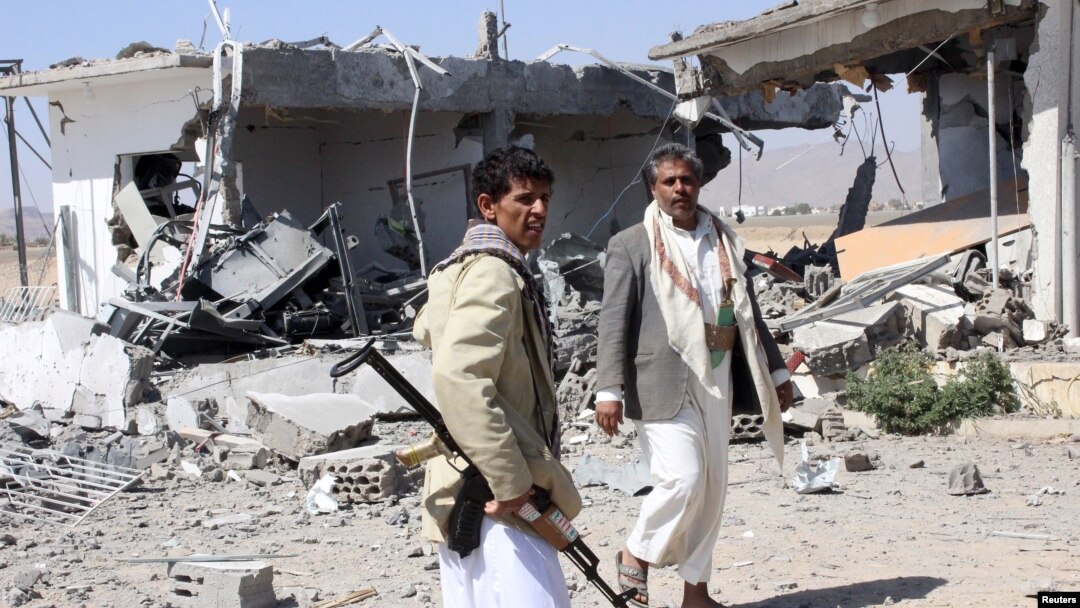 Pemberontak Houthi memeriksa lokasi serangan udara Saudi di kota Saada (30/3). Situasi Yaman yang memburuk memaksa PBB menarik seluruh staf internasionalnya dari sana.