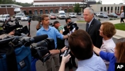 Le sénateur Luther Strange parle avec les médias après avoir voté avec sa femme, Melissa, le 15 août 2017, à Homewood, Ala.