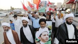 Demonstran membawa foto Sheikh Ali Salman, pemimpin oposisi Bahrain dan Sekjen kelompok Al-Wefaq, menuntut pembebasannya di Jidhafs, Bahrain, 16 Juni 2015.