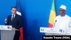 Le président français Emmanuel Macron, à gauche, et son homologue malien Ibrahim Boubacar Keita lors d’une conférence de presse conjointe à Gao, Mali, 19 mai 2017. (VOA/Kassim Traore)