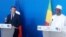 Le président français Emmanuel Macron, à gauche, et son homologue malien Ibrahim Boubacar Keita lors d’une conférence de presse conjointe à Gao, Mali, 19 mai 2017. (VOA/Kassim Traore)