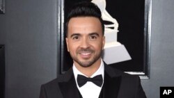 Luis Fonsi tiba di acara Grammy Awards ke-60 di New York, 28 Januari 2018. 