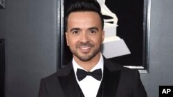 ARCHIVO- El cantante Luis Fonsi a su llegada a la 60 entrega anual de los premios Grammy. Nueva York, Nueva York, 28/1/18. (Foto de Evan Agostini/Invision/AP).