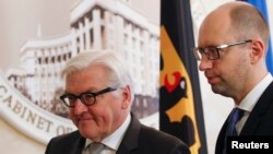 German Foreign Minister Frank-Walter Steinmeier, left, and Ukrainian Prime Minister Arseny Yatseniuk attend a news conference in Kiev, Nov. 18, 2014. 